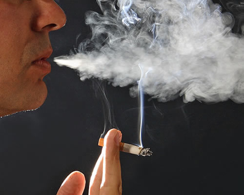 Mladí Britové jsou prý ve filmech moc vystaveni cigaretám